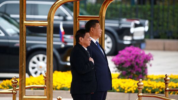 President of the Philippines Rodrigo Duterte (L) and Chinese President Xi Jinping attend a welcoming ceremony at the Great Hall of the People in Beijing, China, October 20, 2016. - Sputnik Việt Nam