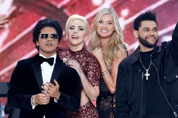 Nhạc sĩ Bruno Mars, Lady Gaga, The Weeknd và người mẫu Elsa Hosk tại chương trình Victoria Secret 2016 ở Paris - Sputnik Việt Nam