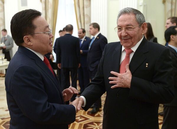 Tổng thống Mông Cổ Elbegdorj Tsakhia và Chủ tịch Hội đồng Nhà nước Cuba Raul Castro trong cuộc gặp tại điện Kremlin - Sputnik Việt Nam