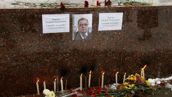 Các người đặt hoa tưởng nhớ Đại sứ Nga Andrei Karlov bị sát hại ở Thổ Nhĩ Kỳ - Sputnik Việt Nam
