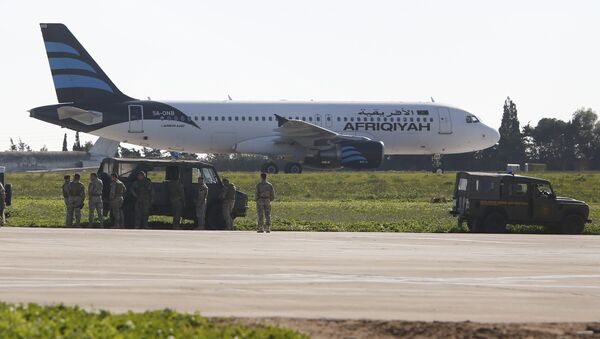 Không tặc cướp máy bay có trang bị vũ khí đang ở trên phi cơ Libya - Sputnik Việt Nam