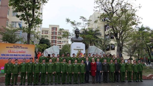 Ngày 20/1/2017, Học viện Cảnh sát Nhân dân Việt Nam đã long trọng khánh thành tượng nhà cách mạng F.E. Dzherzhinsky  nhà sáng lập cơ quan Công an XHCN đầu tiên trên thế giới. - Sputnik Việt Nam