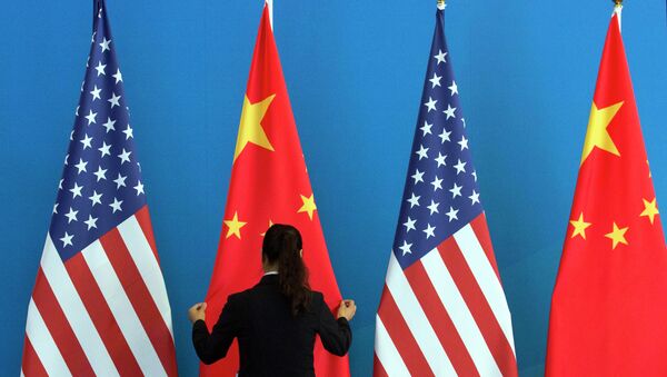 hai lá cờ Hoa kỳ và Trung Quốc  - Sputnik Việt Nam