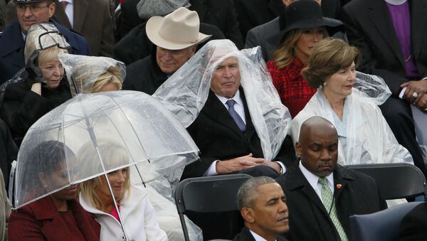 Bush loay hoay với áo mưa trong lễ nhậm chức của Trump - Sputnik Việt Nam