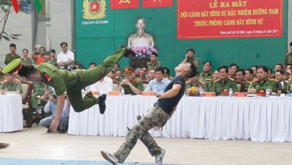 Một pha biểu diễn tấn công tội phạm của cảnh sát hình sự đặc nhiệm - Sputnik Việt Nam