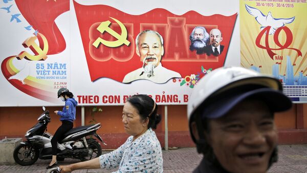 Khẩu hiệu Đảng Cộng sản Việt Nam trên đường phố thành phố Hồ Chí Minh  - Sputnik Việt Nam