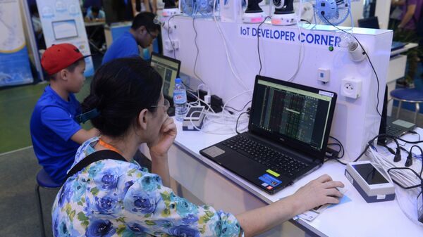 Женщина за ноутбуком на ярмарке технологий и коммуникаций в Ханое - Sputnik Việt Nam