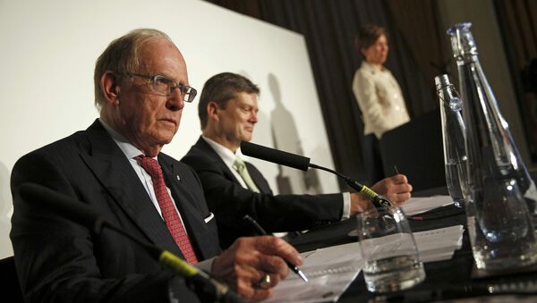Lawyer Richard McLaren (L) takes questions after delivering his second and final part of a report for the World Anti-Doping Agency (WADA), at a news conference in London, Britain December 9, 2016 - Sputnik Việt Nam