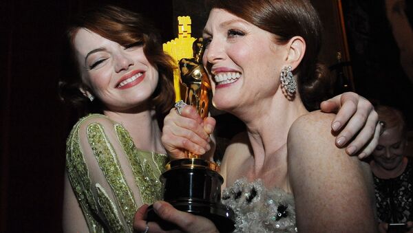 Nominee for Best Supporting Actress Emma Stone (L) embraces Winner for Best Actress Julianne Moore at the Governor's Ball following the 87th Oscars February 22, 2015 in Hollywood, California - Sputnik Việt Nam