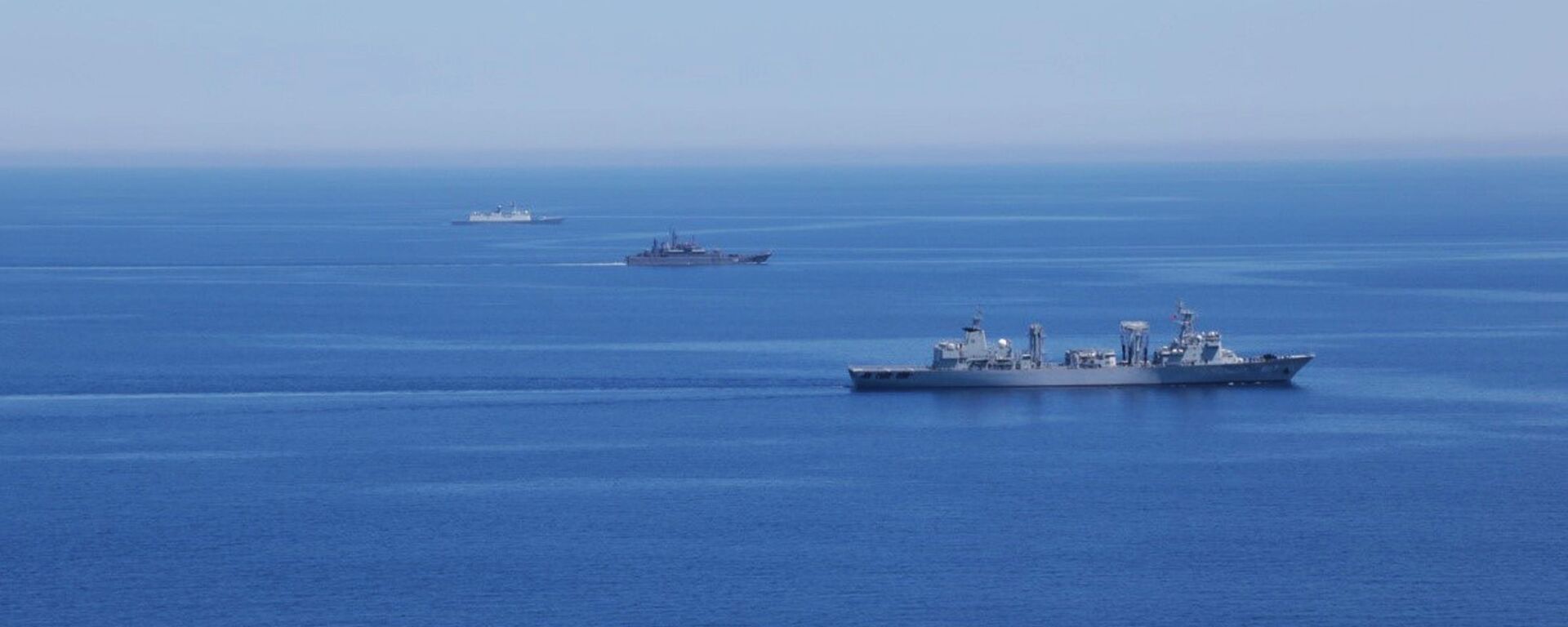 Các tàu của Hải quân Nga và Trung Quốc trong cuộc tập trận chung mang tên “Hợp tác trên biển -2015” ở Địa Trung Hải. - Sputnik Việt Nam, 1920, 24.10.2021