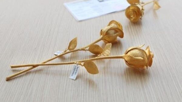 Đại gia Việt chi gần 1 tỷ đồng mua hồng vàng nguyên khối làm quà tặng vợ dịp 8/3 - Sputnik Việt Nam