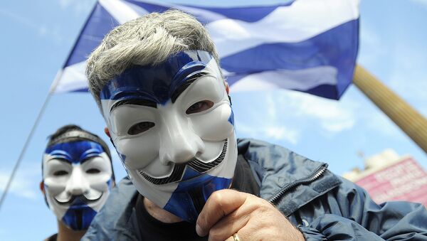 Pro-Scottish Independence supporters with Scottish Saltire flag masks pose for a picture at a rally in George Square in Glasgow, Scotland on July 30, 2016 to call for Scottish independence from the UK. - Sputnik Việt Nam