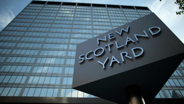 A sign rotates outside New Scotland Yard - Sputnik Việt Nam