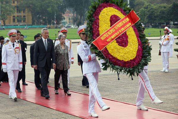 Thủ tướng Singapore Lý Hiển Long và phu nhân đặt vòng hoa tại Lăng Chủ tịch Hồ Chí Minh - Sputnik Việt Nam
