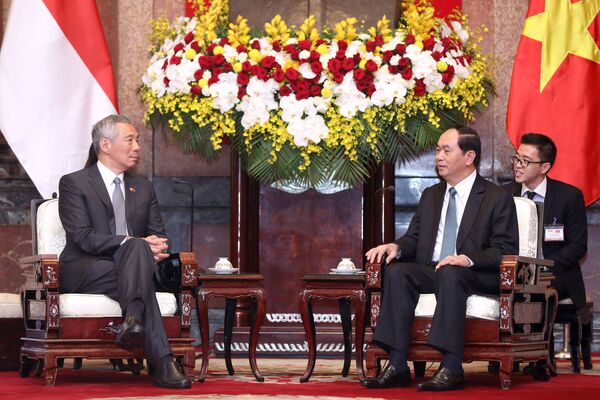 Thủ tướng Singapore và Chủ tịch Việt Nam chụp ảnh lưu niệm - Sputnik Việt Nam