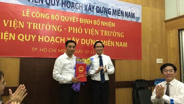 Thứ trưởng Nguyễn Đình Toàn (người đứng, bên phải) trao Quyết định bổ nhiệm Phó Viện trưởng Viện Quy hoạch Xây dựng Miền Nam cho ông Nguyễn Anh Tuấn ngày 30/11/2015 - Sputnik Việt Nam