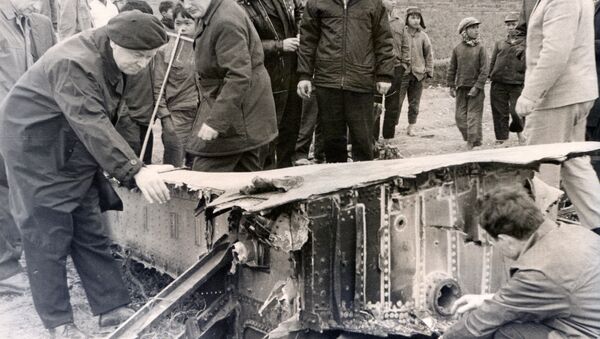 Các chuyên gia Liên Xô xem xét xác chiếc máy bay ném bom B-52 bị bắn rơi ở Hà Nội tháng 12 năm 1972. - Sputnik Việt Nam