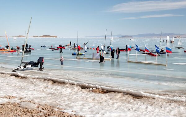 Nga. Các thành viên cuộc thi bơi thuyền buồm mùa đông trên mặt nước đóng băng của hồ Baikal. - Sputnik Việt Nam