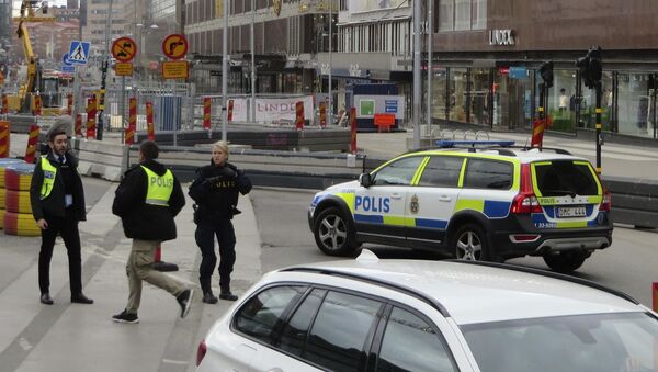 Полиция рядом с местом въезда грузовика в магазин Ahlens в центре Стокгольма - Sputnik Việt Nam