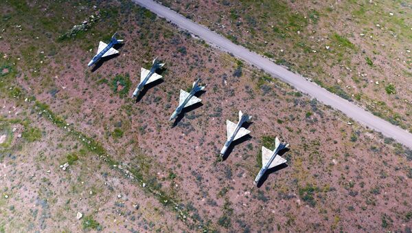 Сирийские самолеты на территории авиабазы в Сирии, которая подверглась ракетному удару США - Sputnik Việt Nam