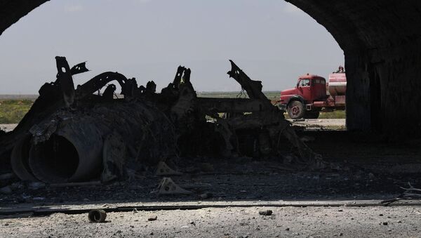 Остов самолета, сгоревшего в результате ракетного удара США по авиабазе в Сирии - Sputnik Việt Nam
