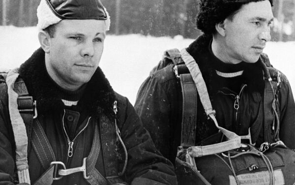 Các thành viên đội phi hành gia đầu tiên Yuri Gagarin và Pavel Belyaev huấn luyện nhảy dù - Sputnik Việt Nam