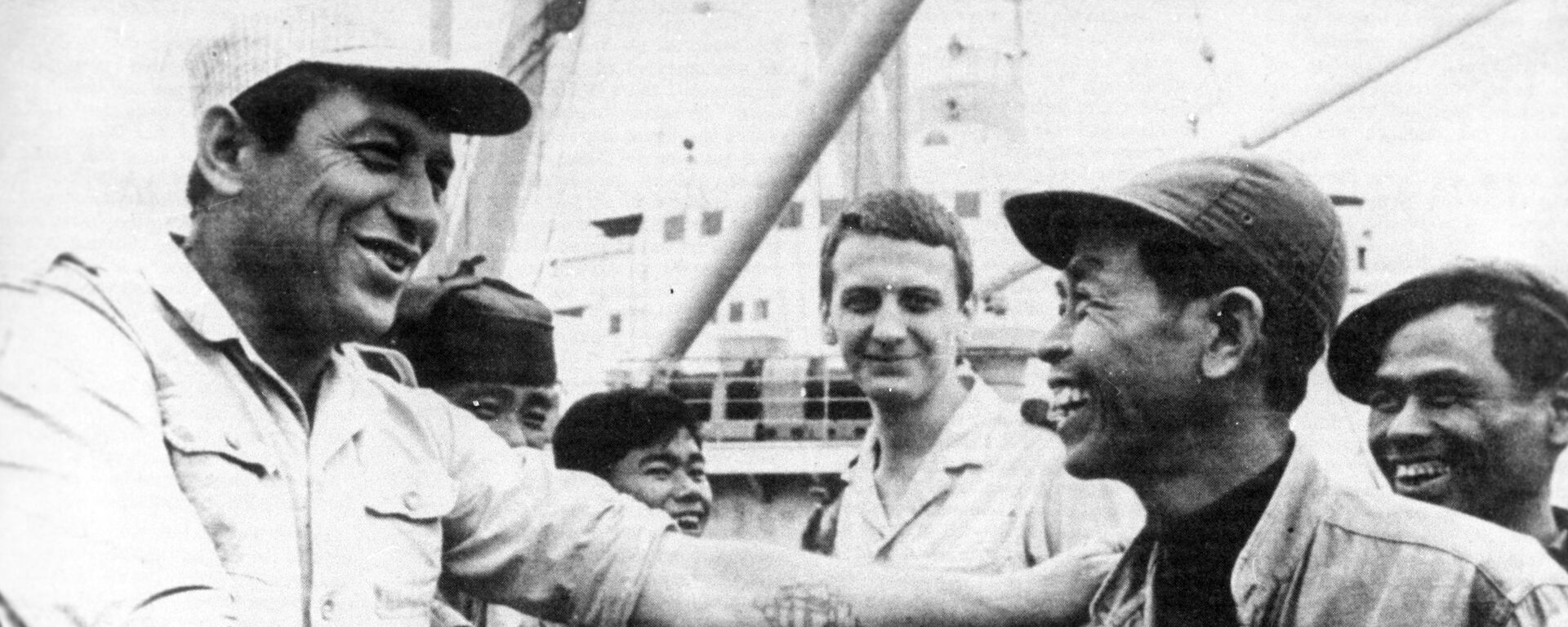 Công nhân cảng Hải Phòng chào đón các thủy thủ Liên Xô đưa chuyến hàng mới tới nước Việt Nam Dân chủ Cộng hòa. - Sputnik Việt Nam, 1920, 04.03.2024