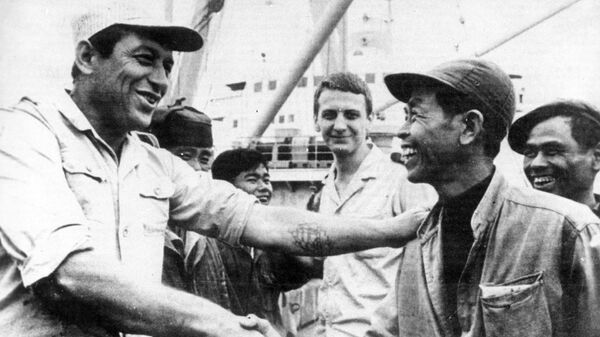 Công nhân cảng Hải Phòng chào đón các thủy thủ Liên Xô đưa chuyến hàng mới tới nước Việt Nam Dân chủ Cộng hòa. - Sputnik Việt Nam
