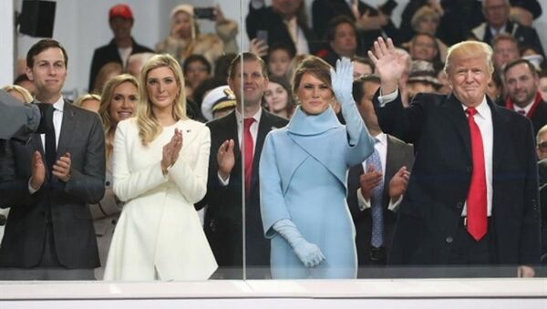 Đệ nhất Tiểu thư Ivanka Trump (váy trắng) và Đệ nhất phu nhân Melania Trump (Váy xanh) tại buổi lễ nhậm chức của Tổng thống Donald Trump - Sputnik Việt Nam