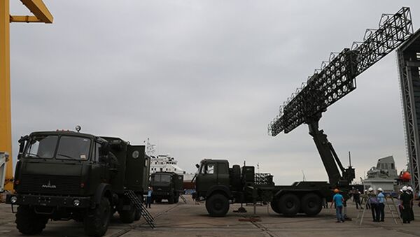 Hội đồng nghiệm thu theo dõi việc vận hành thử hoạt động của radar RV-02. - Sputnik Việt Nam