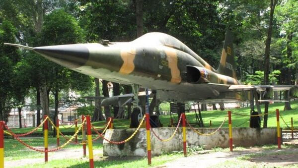 Một chiếc tiêm kích F-5E được trưng bày trong khuôn viên Dinh Độc Lập - Sputnik Việt Nam