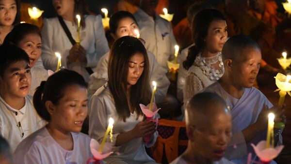 Tín đồ Phật giáo Thái Lan cầu nguyện tại đền Mahabodhi ở Ấn Độ trong ngày Phật Đản. - Sputnik Việt Nam