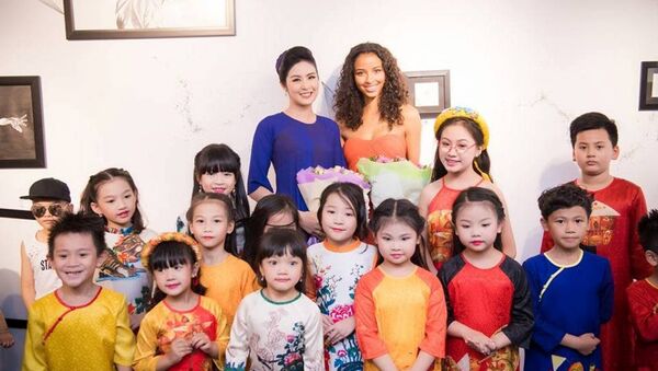 Hoa hậu Việt Nam tặng áo dài in hình tháp Eiffel cho hoa hậu Pháp - Sputnik Việt Nam
