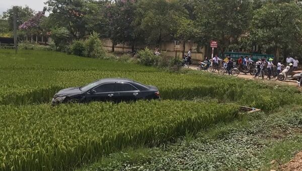 Hiện trường vụ tai nạn xe Camry tông chết 3 học sinh tại Quế Võ - Sputnik Việt Nam