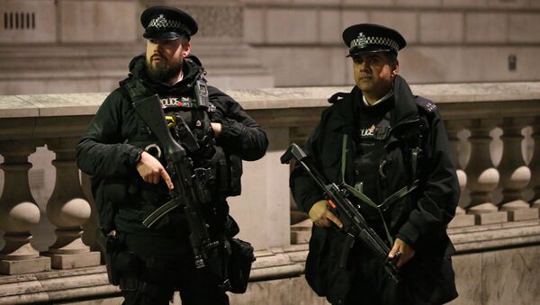 Armed British police officers stand on duty ahead of the New Year's celebrations, in central London. - Sputnik Việt Nam