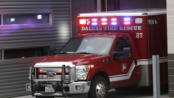 An ambulance pulls into the Dallas Fire-Rescue station 37 in Dallas, Wednesday, Oct. 1, 2014 - Sputnik Việt Nam
