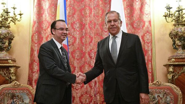 Bộ trưởng Ngoại giao Philippines Alan Piter Cayetano tại cuộc họp với Ngoại trưởng Nga Sergei Lavrov - Sputnik Việt Nam