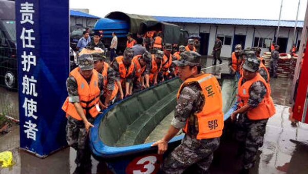 Các nhân viên cứu hộ kéo thuyền tìm kiếm hành khách của con tàu đắm ở Trung Quốc - Sputnik Việt Nam