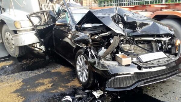 Ôtô Mercedes nát bươm sau tai nạn. - Sputnik Việt Nam