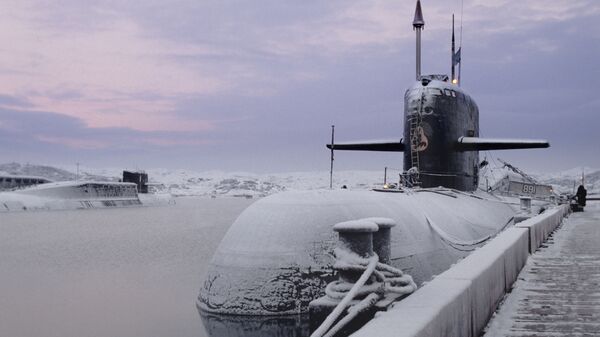 Tàu ngầm hạt nhân của Hạm đội Biển Bắc - cạnh bức tường neo đậu trên căn cứ hải quân. - Sputnik Việt Nam