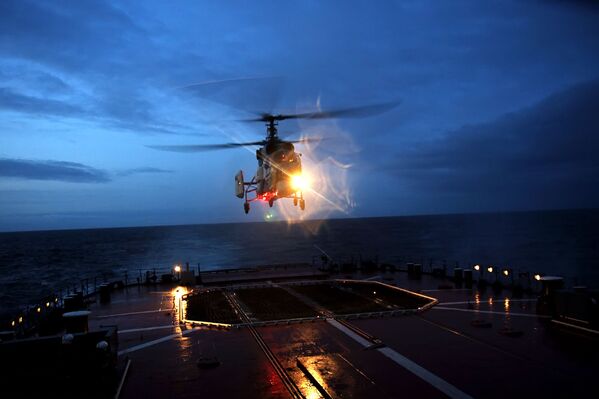 Đông Bắc Đại Tây Dương.Chuyến bay đêm của trực thăng chống tàu ngầm Ka-27. - Sputnik Việt Nam