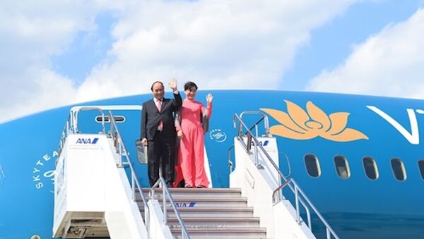 Thủ tướng Nguyễn Xuân Phúc và phu nhân trước lúc bước xuống sân bay Haneda, thủ đô Tokyo, Nhật Bản. - Sputnik Việt Nam