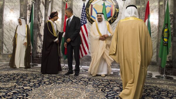 King of Saudi Arabia Salman bin Abdulaziz al-Saud (2nd L) looks on a s US President Barack Obama (3rd L) speaks with Oman Deputy Prime Minister for the Council of Ministers Sayyid Fahd bin Mahmoud al-Said (2nd L) during the family photo for the US-Gulf Cooperation Council Summit in Riyadh, on April 21, 2016 - Sputnik Việt Nam