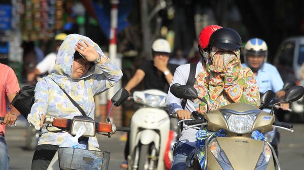 Жители Ханоя во время жары на скутерах - Sputnik Việt Nam