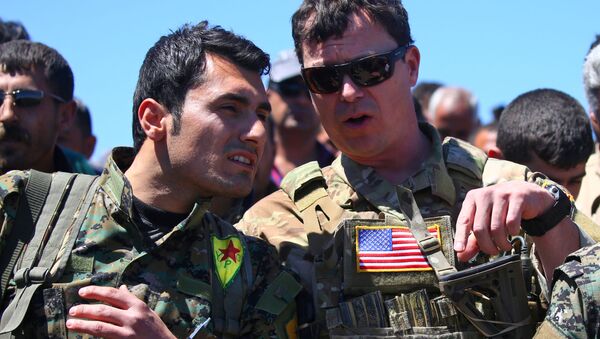 Chiến binh Tự vệ nhân dân người Kurd và sĩ quan Mỹ ở Syria - Sputnik Việt Nam