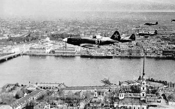 Máy bay chiến đấu của Liên Xô tuần tra không phận trên  thành phố Leningrad (hiện nay là St. Petersburg). - Sputnik Việt Nam