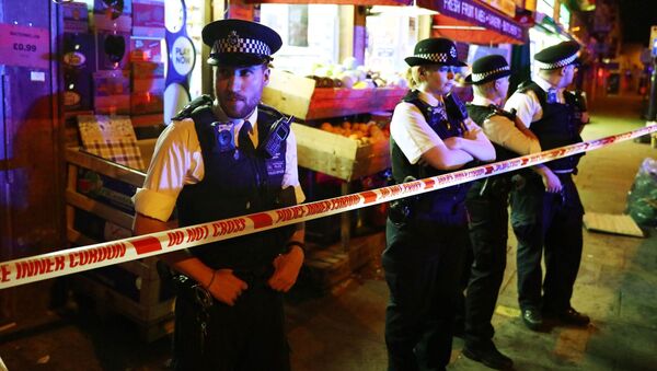 Полицейские на месте наезда фургона на людей у мечети на севере Лондона - Sputnik Việt Nam