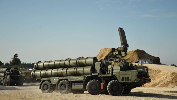 Зенитно-ракетный комплекс С-400 во время заступления на боевое дежурство на российской авиабазе Хмеймим в Сирии - Sputnik Việt Nam