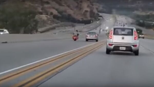 Tay lái xe máy nổi khùng dẫn đến tai nạn ô tô nghiêm trọng - Sputnik Việt Nam