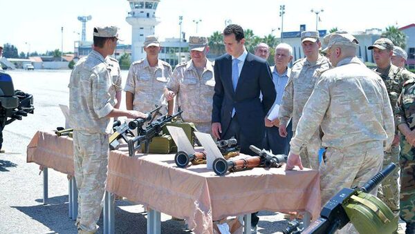 Tổng thống Syria Bashar Assad vừa đến thăm căn cứ không quân Nga ở Hmeymim thuộc tỉnh Latakia - Sputnik Việt Nam